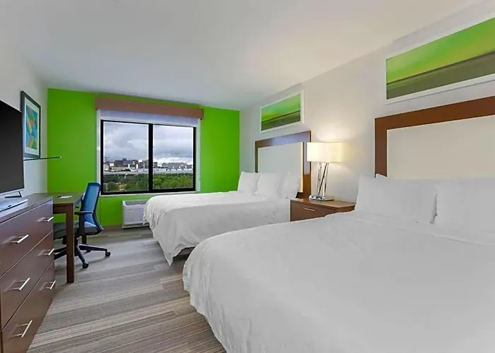 Hotel Holiday Express & Downtown 3*